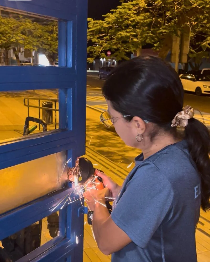Cerrajera realizando una apertura urgente de un local comercial durante la noche en Santa Cruz de Tenerife