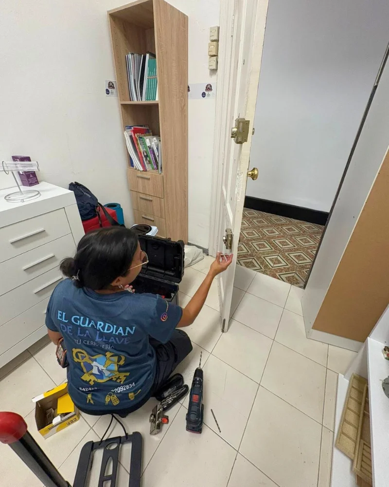 Cerrajera realizando cambio de cerradura en una vivienda en Santa Cruz de Tenerife